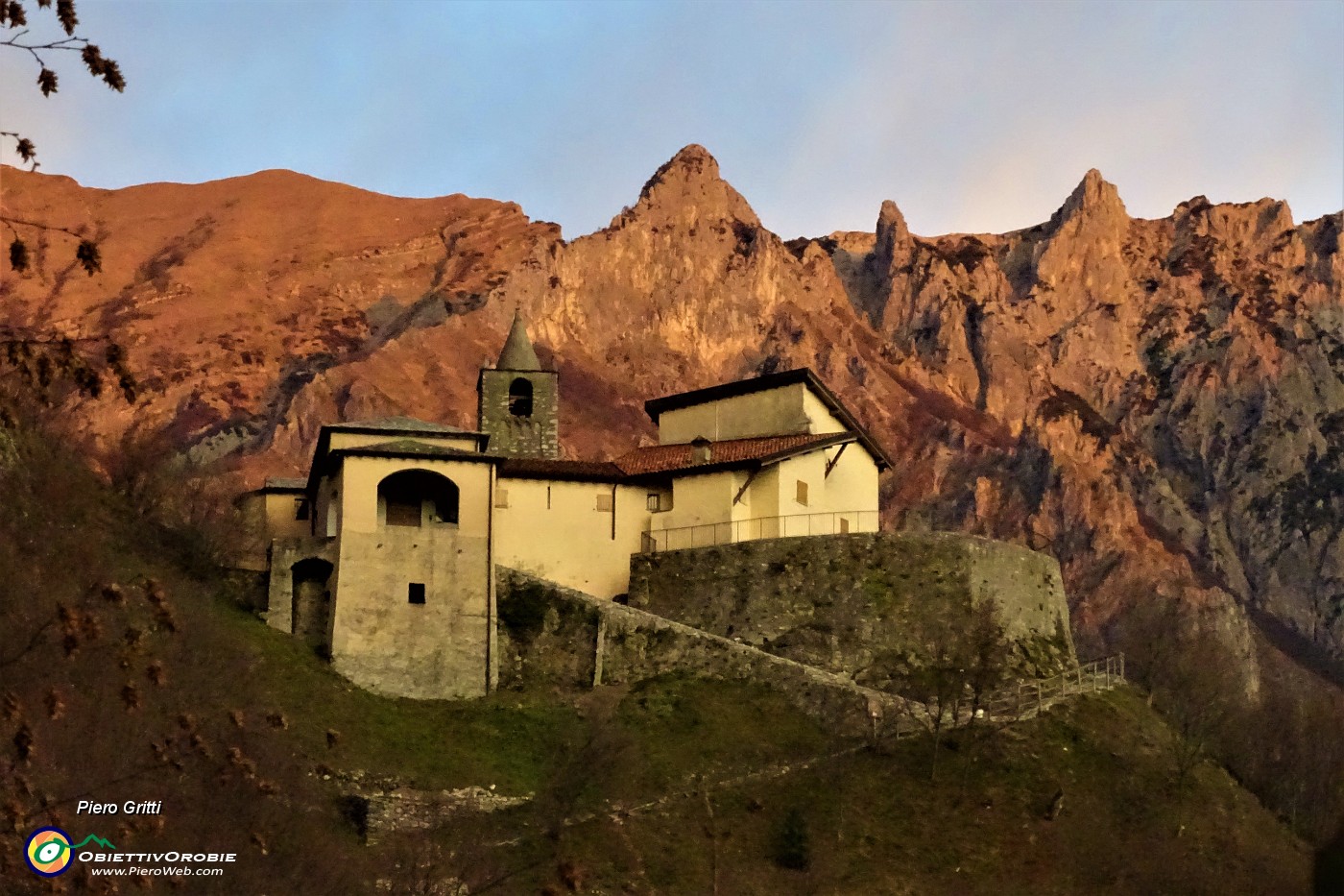 93 Vista su Santa Maria sopra Olcio con guglie e pinnacoli della Grignetta da sfondo.JPG